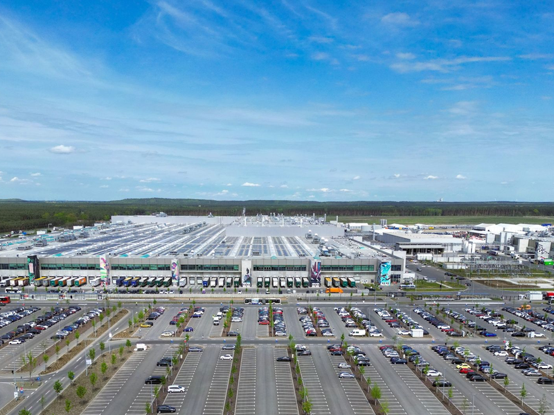 Der Parkplatz vor dem Haupteingang zum Tesla-Werk. - Foto: Soeren Stache/dpa
