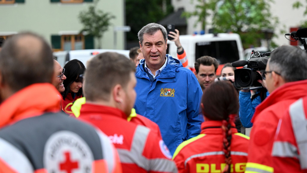 Bayerns Ministerpräsident Markus Söder (M, CSU), spricht zu Einsatzkräften vom Roten Kreuz, DLRG und anderen Rettungskräften bei einer Ortsbesichtigung im vom Hochwasser betroffenen oberbayerischen Reichertshofen. - Foto: Sven Hoppe/dpa