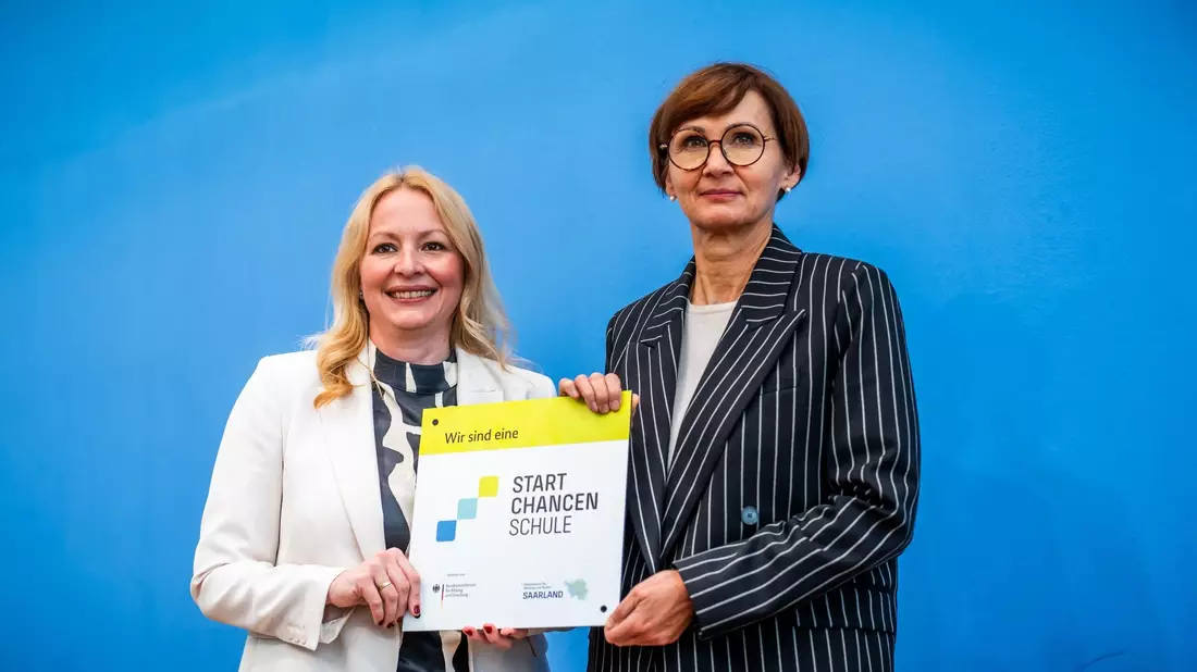 Mit der Unterschrift von Bettina Stark-Watzinger (r) und Christine Streichert-Clivot startet das  Startchancen-Programm. - Bild: Michael Kappeler/dpa