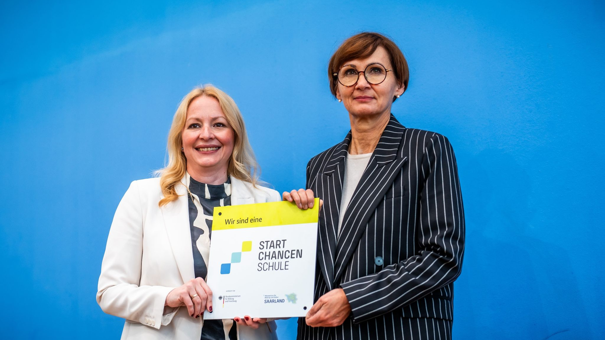 Mit der Unterschrift von Bettina Stark-Watzinger (r) und Christine Streichert-Clivot startet das  Startchancen-Programm. - Foto: Michael Kappeler/dpa
