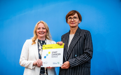 Mit der Unterschrift von Bettina Stark-Watzinger (r) und Christine Streichert-Clivot startet das  Startchancen-Programm. - Foto: Michael Kappeler/dpa