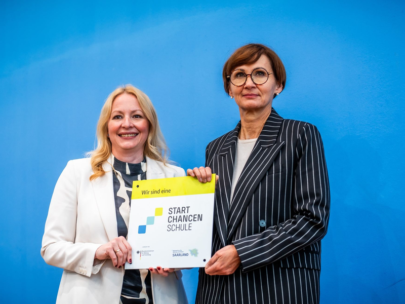 Mit der Unterschrift von Bettina Stark-Watzinger (r) und Christine Streichert-Clivot startet das  Startchancen-Programm. - Foto: Michael Kappeler/dpa