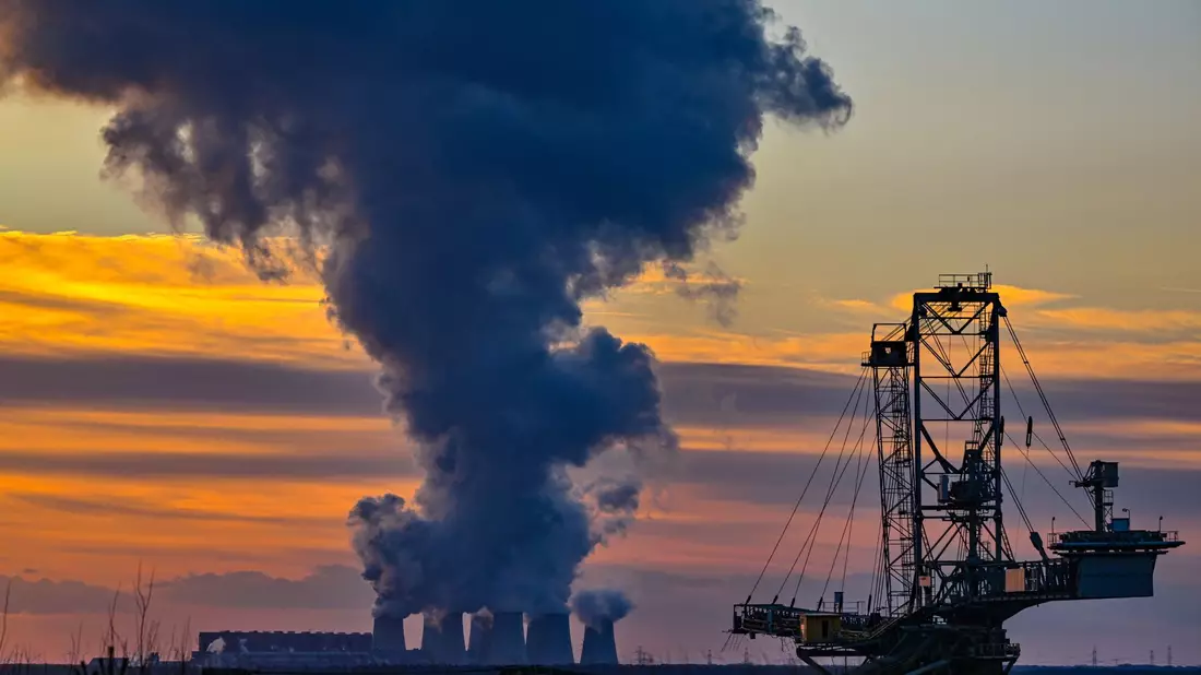 Wasserdampf steigt aus dem Braunkohlekraftwerk Jänschwalde der Lausitz Energie Bergbau AG auf: Leag-Chef Thorsten Kramer sagt, die Entschädigung sei ein essenzieller Baustein für die weitere erfolgreiche Transformation des Unternehmens zu einem «grünen Powerhouse». - Bild: Patrick Pleul/dpa