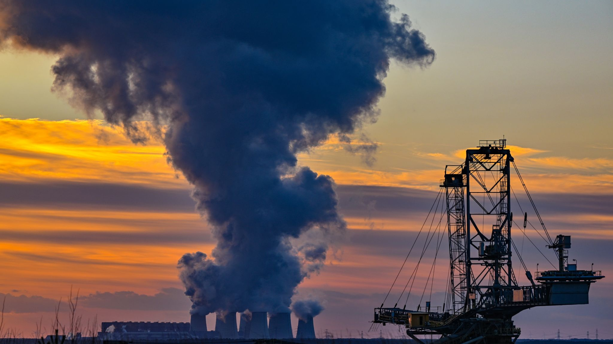 Wasserdampf steigt aus dem Braunkohlekraftwerk Jänschwalde der Lausitz Energie Bergbau AG auf: Leag-Chef Thorsten Kramer sagt, die Entschädigung sei ein essenzieller Baustein für die weitere erfolgreiche Transformation des Unternehmens zu einem «grünen Powerhouse». - Foto: Patrick Pleul/dpa