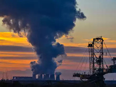 Wasserdampf steigt aus dem Braunkohlekraftwerk Jänschwalde der Lausitz Energie Bergbau AG auf: Leag-Chef Thorsten Kramer sagt, die Entschädigung sei ein essenzieller Baustein für die weitere erfolgreiche Transformation des Unternehmens zu einem «grünen Powerhouse». - Foto: Patrick Pleul/dpa