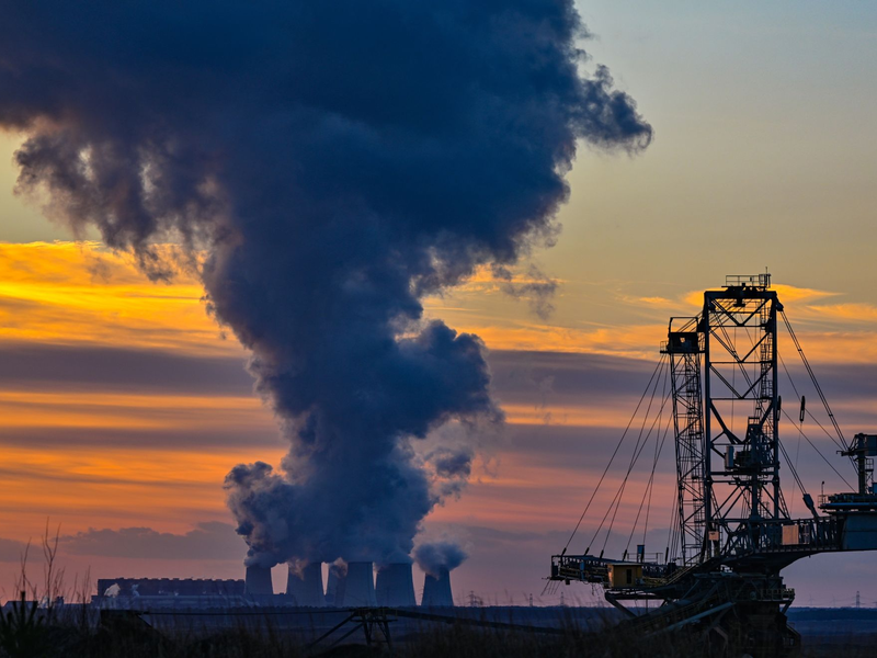 Wasserdampf steigt aus dem Braunkohlekraftwerk Jänschwalde der Lausitz Energie Bergbau AG auf: Leag-Chef Thorsten Kramer sagt, die Entschädigung sei ein essenzieller Baustein für die weitere erfolgreiche Transformation des Unternehmens zu einem «grünen Powerhouse». - Foto: Patrick Pleul/dpa