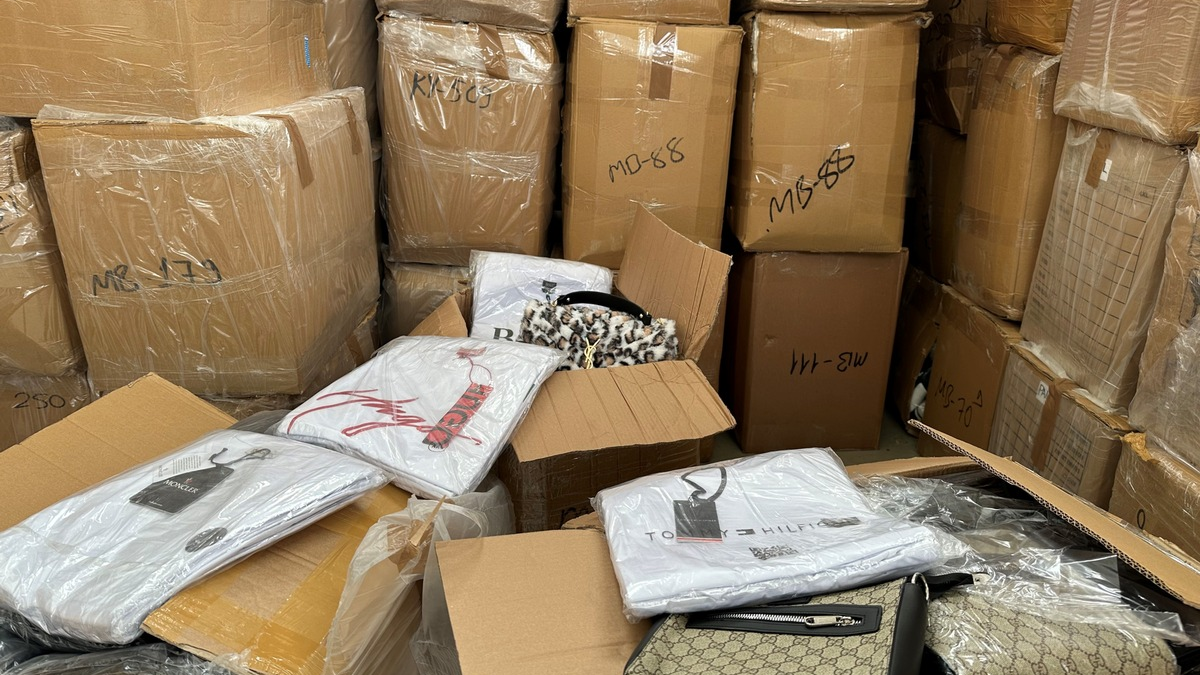 HZA-K: Zoll findet in LKW fast dreizehn Tonnen Produktfälschungen mit mehr als vier Millionen Euro Originalwarenwert / Schmuggelversuch aus der Türkei nach NRW endet beim Zollamt Köln-Wahn - Foto: presseportal.de