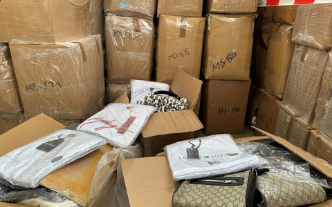 HZA-K: Zoll findet in LKW fast dreizehn Tonnen Produktfälschungen mit mehr als vier Millionen Euro Originalwarenwert / Schmuggelversuch aus der Türkei nach NRW endet beim Zollamt Köln-Wahn - Foto: presseportal.de