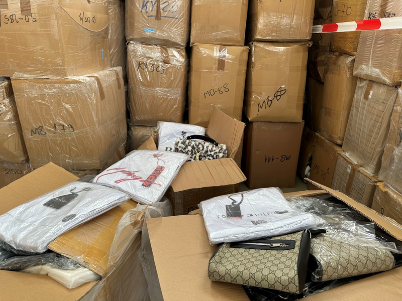 HZA-K: Zoll findet in LKW fast dreizehn Tonnen Produktfälschungen mit mehr als vier Millionen Euro Originalwarenwert / Schmuggelversuch aus der Türkei nach NRW endet beim Zollamt Köln-Wahn - Foto: presseportal.de