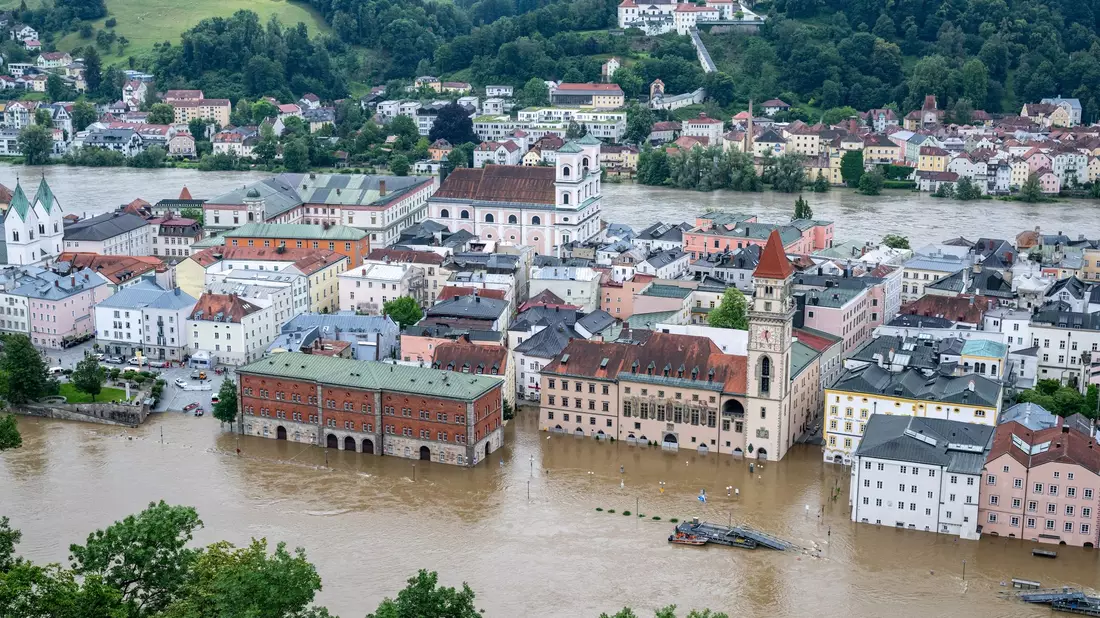 Ein Haus mit dem Schriftzug Zur blauen Donau im Hochwasser der Donau. - Bild: Armin Weigel/dpa
