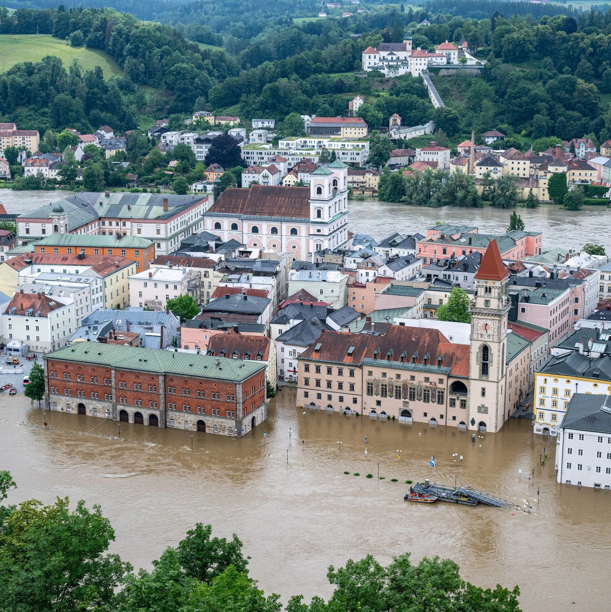 Teile der Altstadt von Passau sind vom Hochwasser der Donau überflutet. - Foto: Armin Weigel/dpa