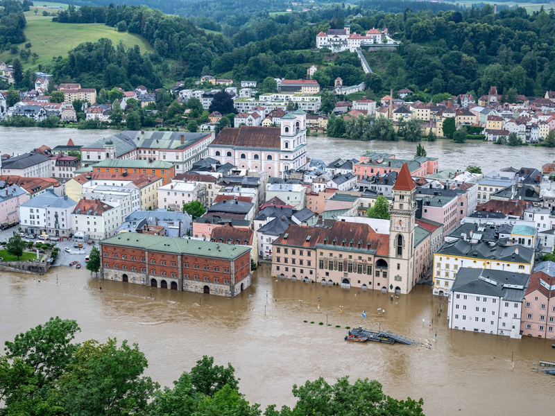 Ein Haus mit dem Schriftzug Zur blauen Donau im Hochwasser der Donau. - Foto: Armin Weigel/dpa