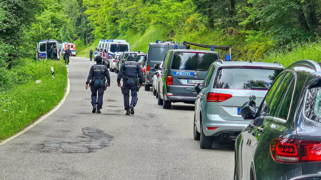 Beamte der Polizei sind bei einer Durchsuchung eines Grundstücks am Ortsrand von Althengstett in Baden-Württemberg im Einsatz. - Bild: Waldemar Gress/EinsatzReport24/dpa