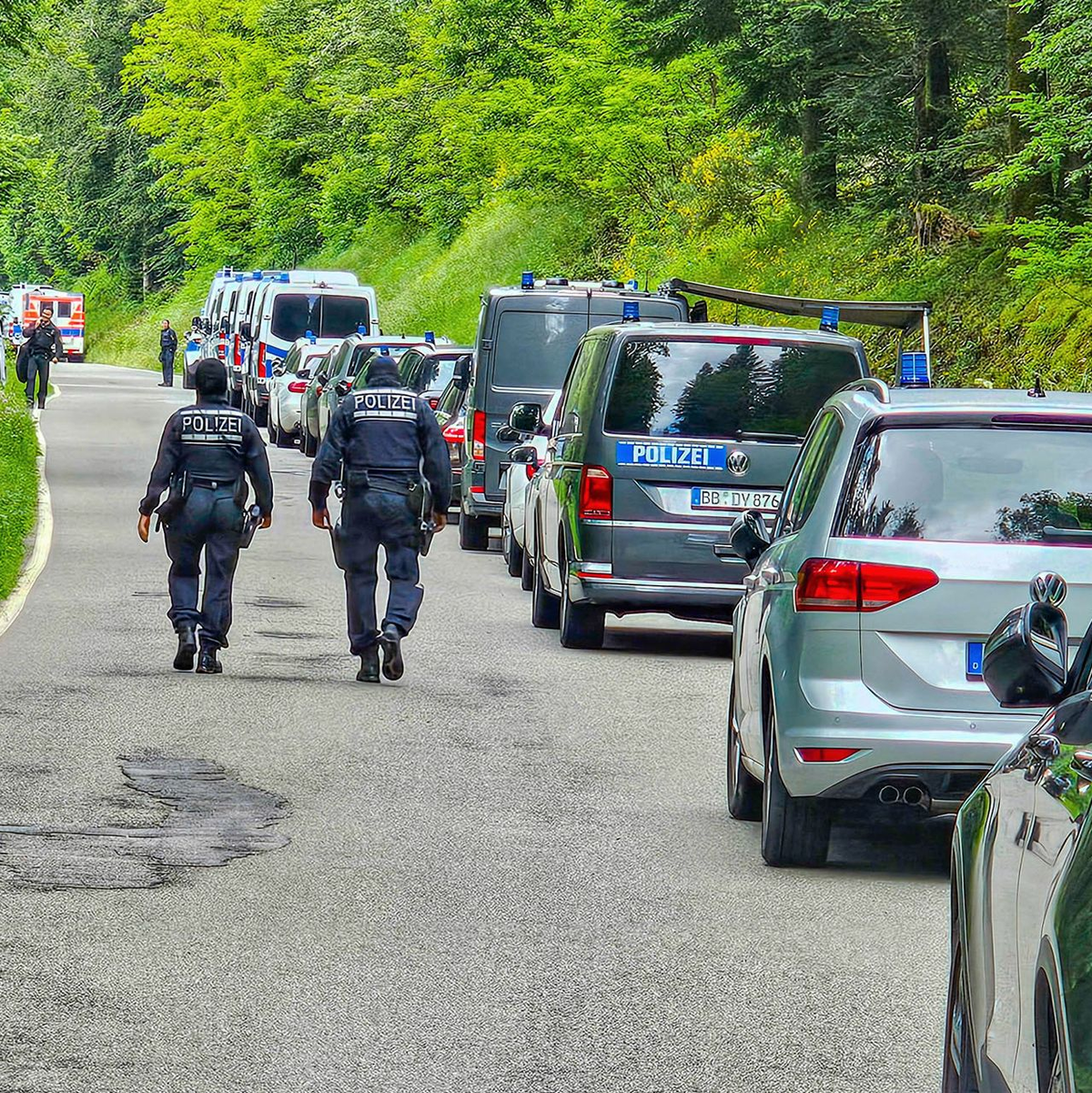 Beamte der Polizei sind bei einer Durchsuchung eines Grundstücks am Ortsrand von Althengstett in Baden-Württemberg im Einsatz. - Foto: Waldemar Gress/EinsatzReport24/dpa