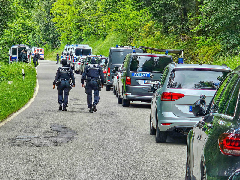 Beamte der Polizei sind bei einer Durchsuchung eines Grundstücks am Ortsrand von Althengstett in Baden-Württemberg im Einsatz. - Foto: Waldemar Gress/EinsatzReport24/dpa