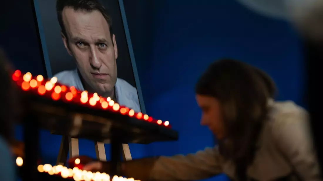 In der Marienkirche in Berlin wurde an den verstorbenen Kremlkritiker Alexej Nawalny gedacht. - Bild: Sebastian Christoph Gollnow/dpa