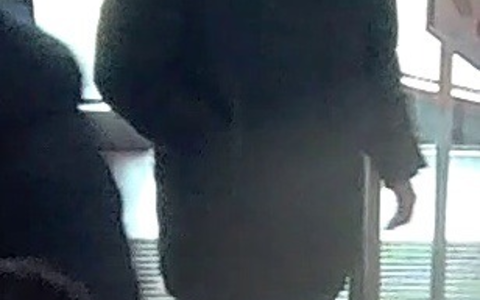 POL-H: Öffentlichkeitsfahndung: Wer kennt den unbekannten EC-Karten-Dieb? - Foto: presseportal.de