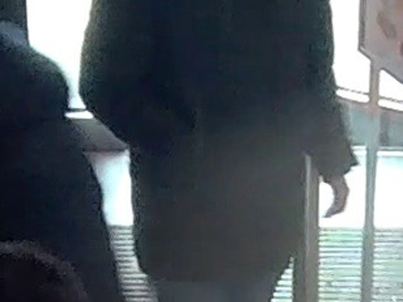 POL-H: Öffentlichkeitsfahndung: Wer kennt den unbekannten EC-Karten-Dieb? - Foto: presseportal.de