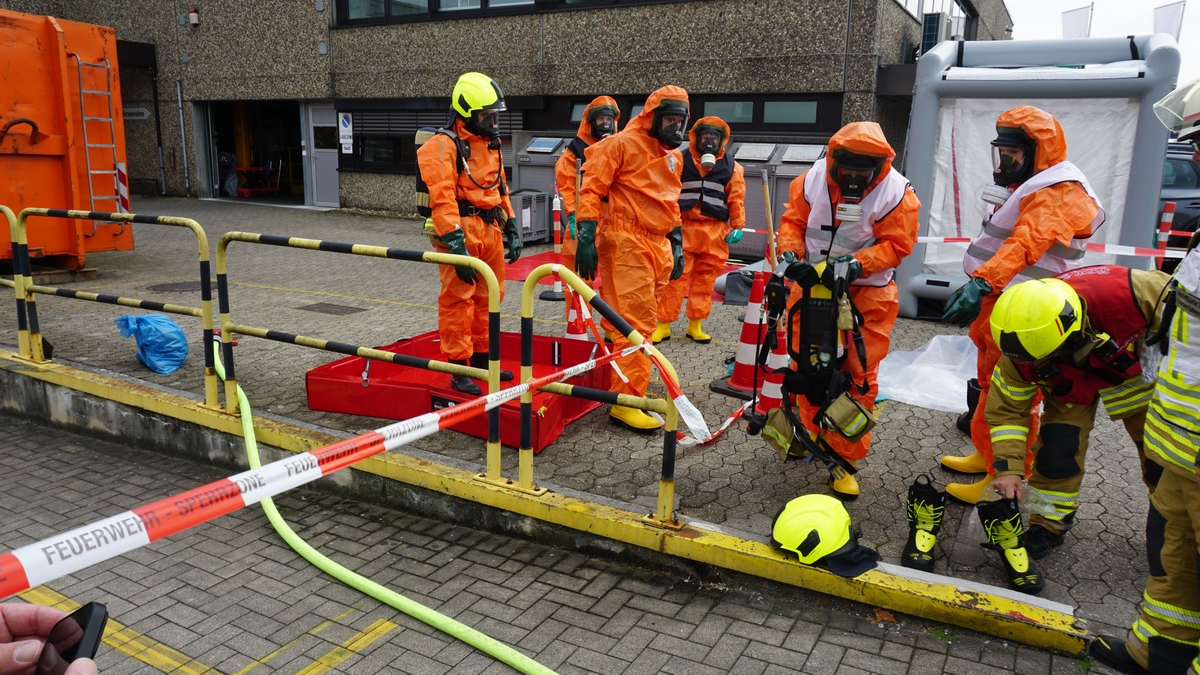 FW Ratingen: Ammoniakaustritt in einem Industriebetrieb - Foto: presseportal.de