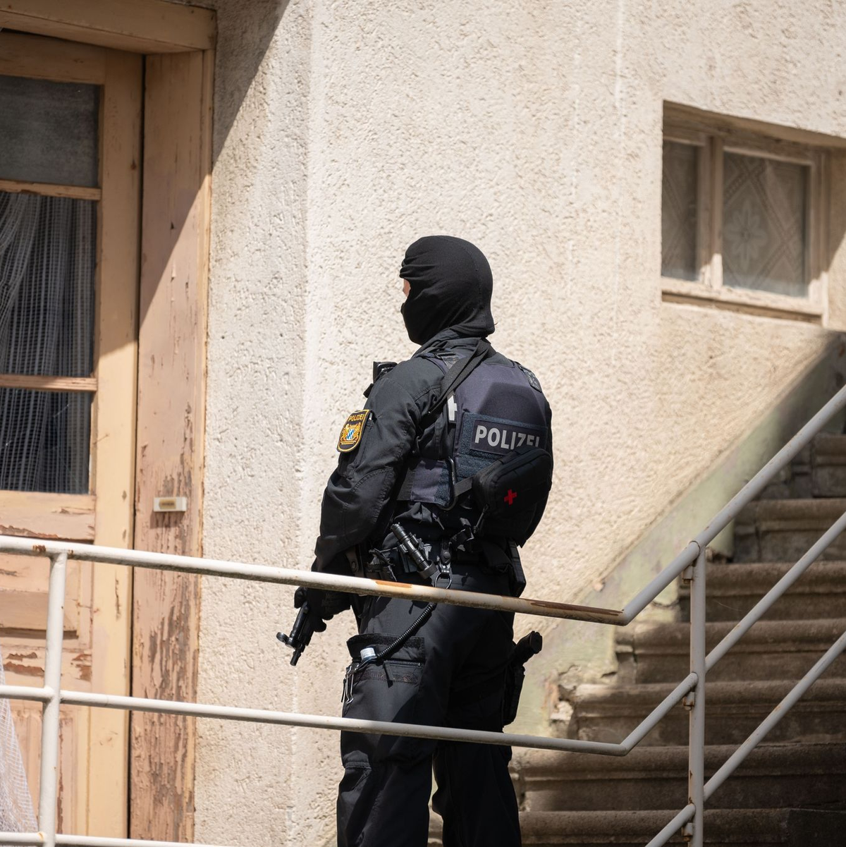 Ein Polizist ist bei der Suche nach Beschuldigten im baden-württembergischen Althengstett im Einsatz. - Foto: Silas Stein/dpa