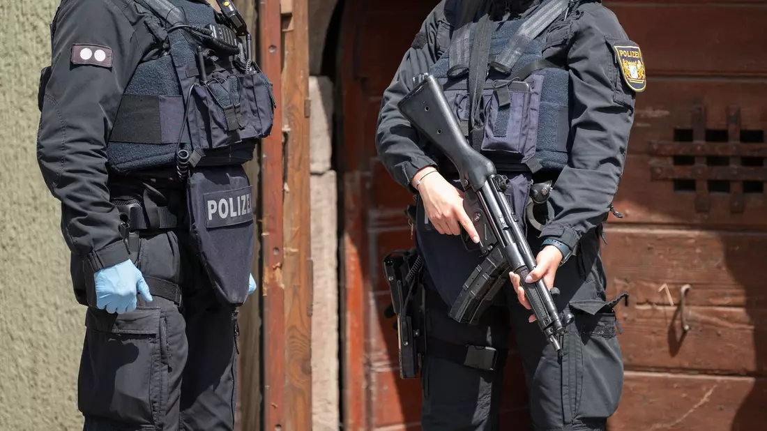 Ein Großaufgebot der Polizei durchsucht Grundstücke in Baden-Württemberg, Sachsen und Schleswig-Holstein, um gegen Unterstützer der mutmaßlichen «Reichsbürger»-Terrorgruppe vorzugehen. - Bild: Silas Stein/dpa