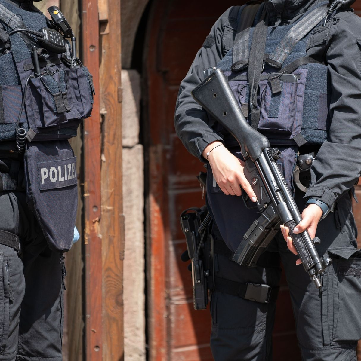 Ein Großaufgebot der Polizei durchsucht Grundstücke in Baden-Württemberg, Sachsen und Schleswig-Holstein, um gegen Unterstützer der mutmaßlichen «Reichsbürger»-Terrorgruppe vorzugehen. - Foto: Silas Stein/dpa