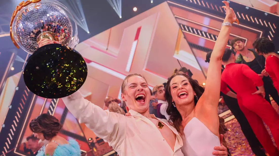 Der Favorit Gabriel Kelly, Sänger, freut sich mit Tanzpartnerin Malika Dzumaev über den Sieg und den Titel «Dancing Star 2024». - Bild: Rolf Vennenbernd/dpa