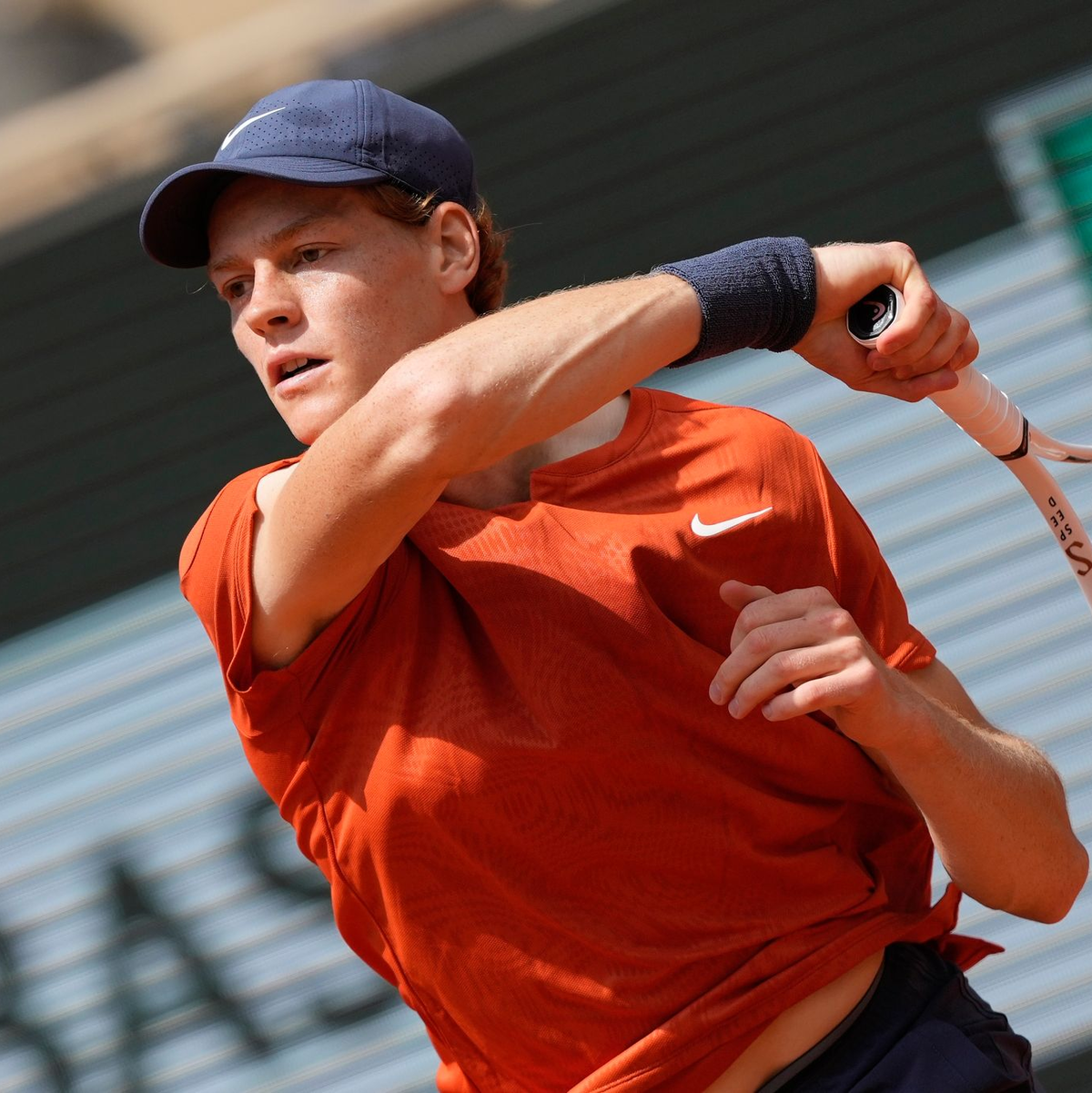 Jannik Sinner steht erstmals im Halbfinale der French Open. - Foto: Thibault Camus/AP/dpa