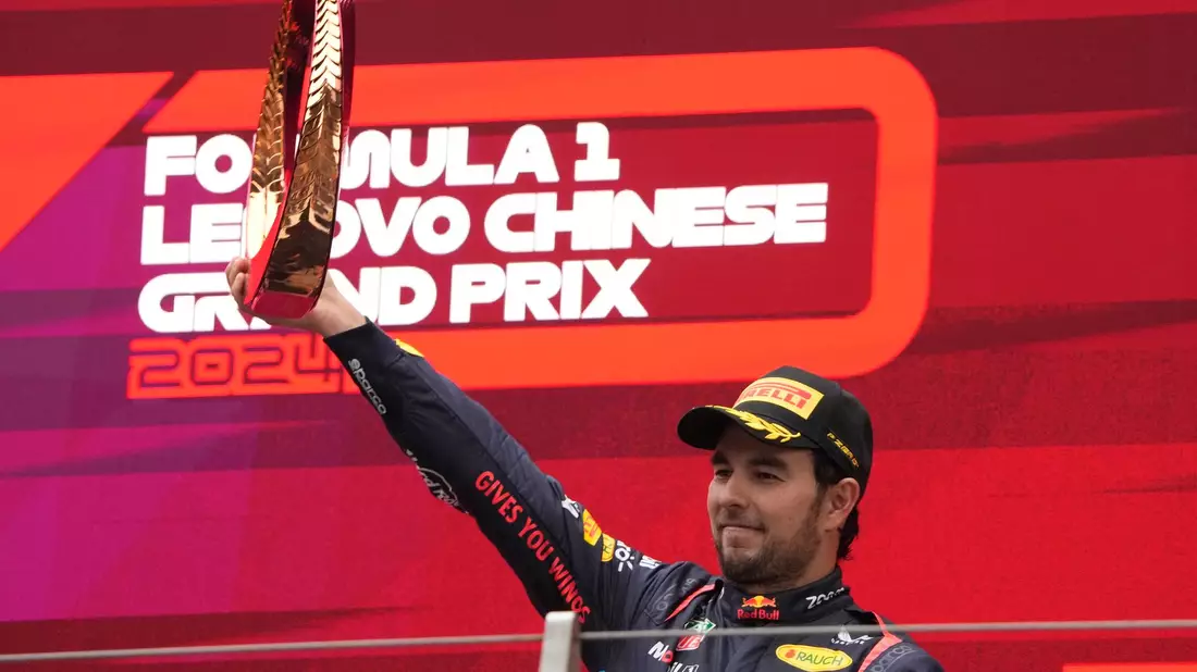 Bleibt zwei weitere Jahre bei Red Bull: Sergio Pérez. - Bild: Andy Wong/AP/dpa