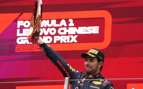 Bleibt zwei weitere Jahre bei Red Bull: Sergio Pérez. - Foto: Andy Wong/AP/dpa