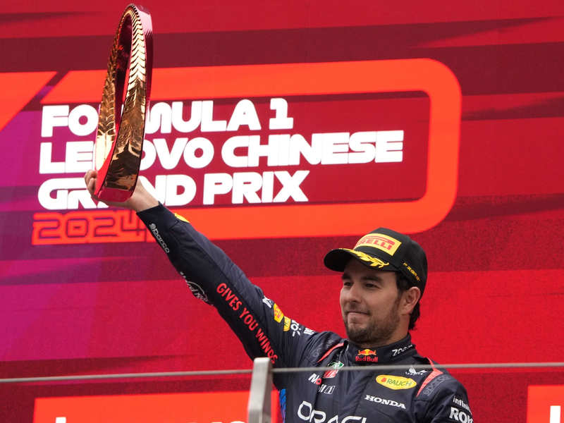 Bleibt zwei weitere Jahre bei Red Bull: Sergio Pérez. - Foto: Andy Wong/AP/dpa