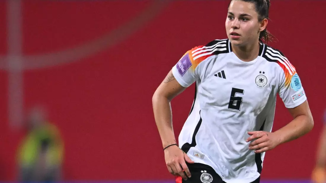Deutschlands Lena Oberdorf musste beim Spiel in Polen vorzeitig vom Platz. - Bild: Sebastian Christoph Gollnow/dpa/Archivbild