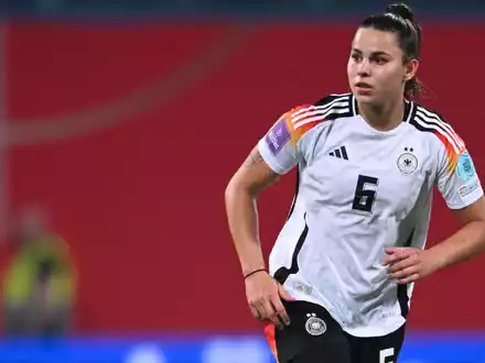 Deutschlands Lena Oberdorf musste beim Spiel in Polen vorzeitig vom Platz. - Foto: Sebastian Christoph Gollnow/dpa/Archivbild