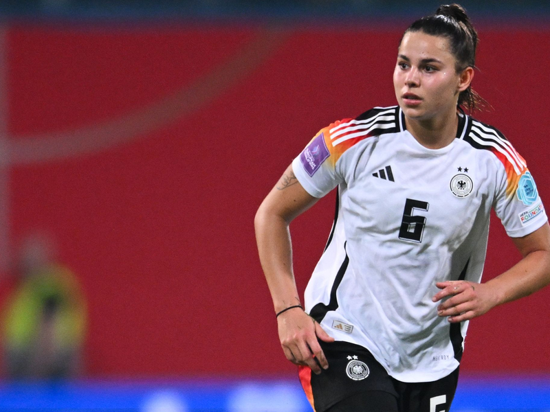 Deutschlands Lena Oberdorf musste beim Spiel in Polen vorzeitig vom Platz. - Foto: Sebastian Christoph Gollnow/dpa/Archivbild