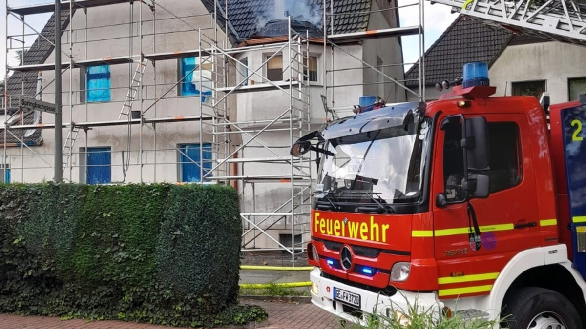 FW-GE: Feuerwehr Gelsenkirchen löscht Dachstuhlbrand in Gelsenkirchen-Erle - Foto: presseportal.de