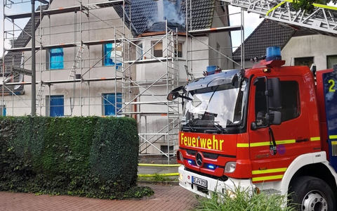 FW-GE: Feuerwehr Gelsenkirchen löscht Dachstuhlbrand in Gelsenkirchen-Erle - Foto: presseportal.de