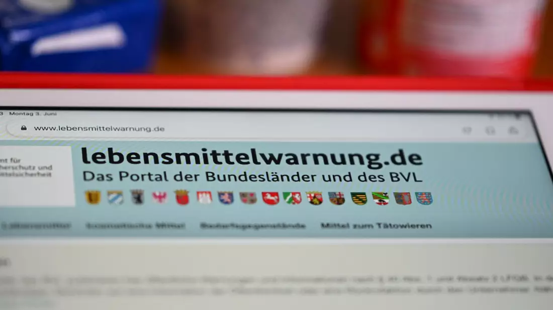 Lebensmittelwarnung: In einem Sesammus sind Salmonellen nachgewiesen worden. - Bild: Jens Kalaene/dpa