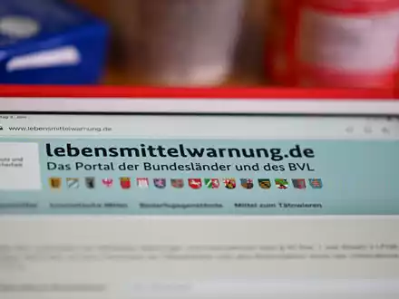 Lebensmittelwarnung: In einem Sesammus sind Salmonellen nachgewiesen worden. - Foto: Jens Kalaene/dpa