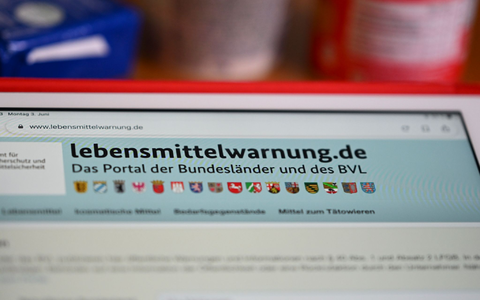 Lebensmittelwarnung: In einem Sesammus sind Salmonellen nachgewiesen worden. - Foto: Jens Kalaene/dpa