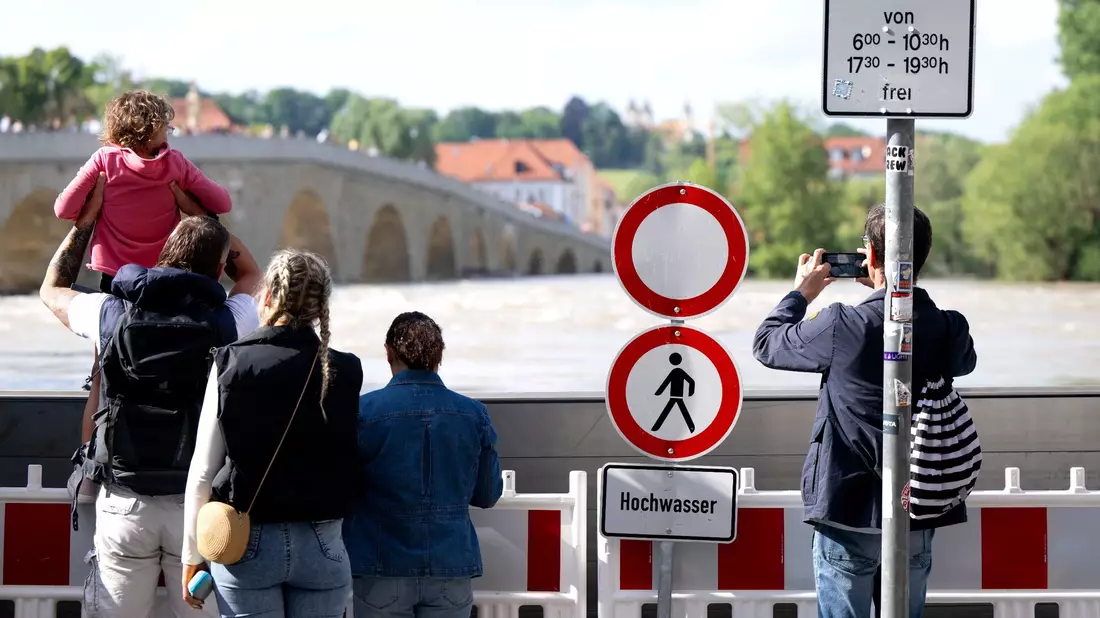 Der Regen hat nachgelassen. Doch noch gibt es keine Entwarnung bei den verheerenden Überschwemmungen in Süddeutschland. - Bild: Sven Hoppe/dpa