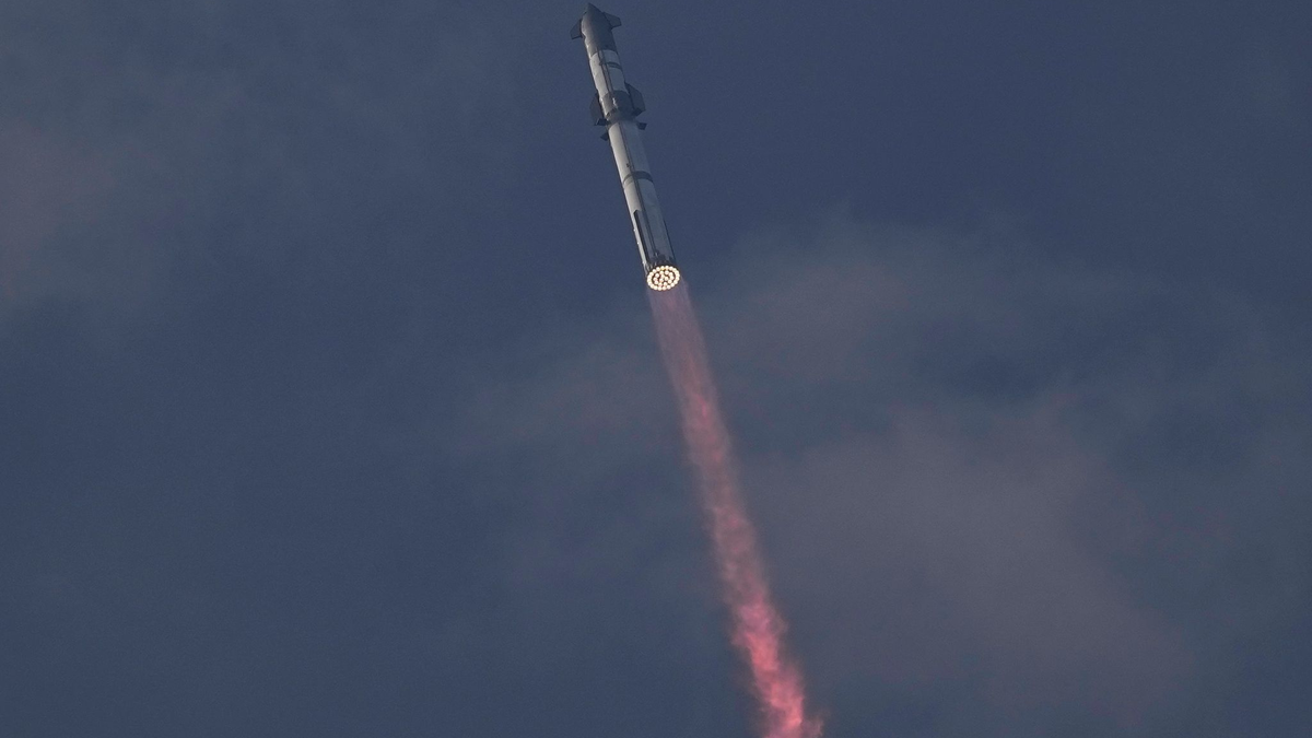 SpaceX's Mega-Rakete Starship bei ihrem dritten Testflug - ein weiterer Teststart steht bevor. - Foto: Eric Gay/AP/dpa