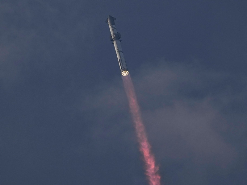 SpaceX's Mega-Rakete Starship bei ihrem dritten Testflug - ein weiterer Teststart steht bevor. - Foto: Eric Gay/AP/dpa