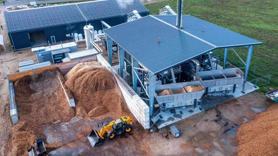 Biomasse lagert in der Anlage «Carbon Removal Park Baltic Sea» der Firma Novocarbo in Mecklenburg-Vorpommern und wird hier zu Pflanzenkohle verwandelt. - Bild: Jens Büttner/dpa