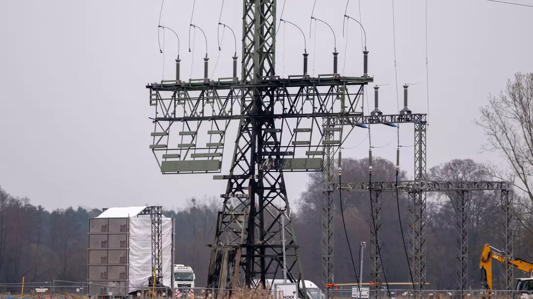 Unbekannte Täter hatten auf einem Feld Feuer an dem frei zugänglichen Strommast gelegt, der auch für die Versorgung der Autofabrik zuständig ist. Die linksextreme «Vulkangruppe» hatte erklärt, sie sei für den Anschlag verantwortlich. - Bild: Christophe Gateau/dpa
