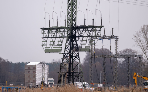 Unbekannte Täter hatten auf einem Feld Feuer an dem frei zugänglichen Strommast gelegt, der auch für die Versorgung der Autofabrik zuständig ist. Die linksextreme «Vulkangruppe» hatte erklärt, sie sei für den Anschlag verantwortlich. - Foto: Christophe Gateau/dpa Unbekannte Täter hatten auf einem Feld Feuer an dem frei zugänglichen Strommast gelegt, der auch für die Versorgung der Autofabrik zuständig ist. Die linksextreme «Vulkangruppe» hatte erklärt, sie sei für den Anschlag verantwortlich. - Foto: Christophe Gateau/dpa