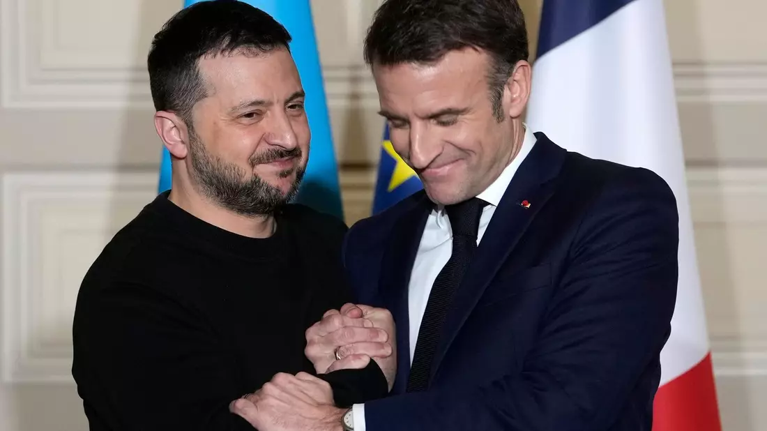 Der ukrainische Präsident, Wolodymyr Selenskyj (l), wird kommenden Freitag bei einem offiziellen Besuch in Frankreich den französischen Präsidenten, Emmanuel Macron, treffen. - Bild: Thibault Camus/AP Pool/dpa