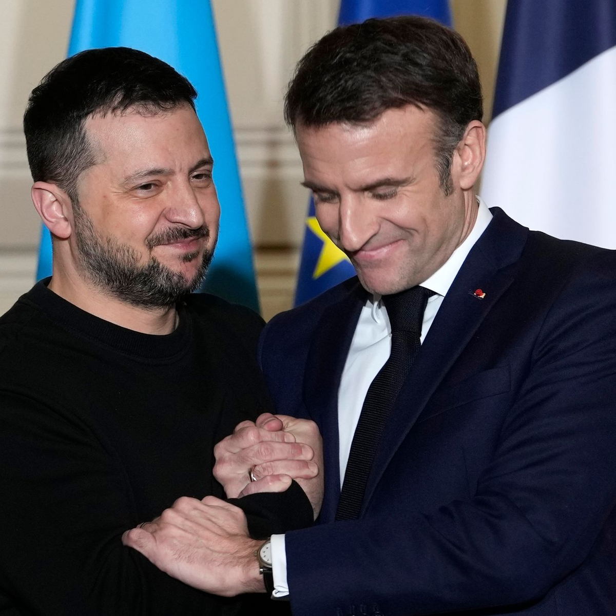 Der ukrainische Präsident, Wolodymyr Selenskyj (l), wird kommenden Freitag bei einem offiziellen Besuch in Frankreich den französischen Präsidenten, Emmanuel Macron, treffen. - Foto: Thibault Camus/AP Pool/dpa