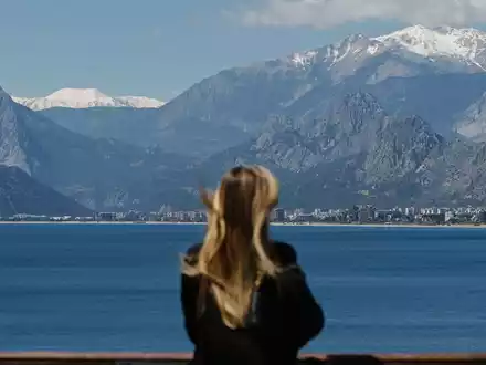 Die Aussicht genießen: Die Aussichtsplattform des Alten Hafens von Antalya mit Blick auf die schneebedeckten Berggipfel. - Foto: Marijan Murat/dpa