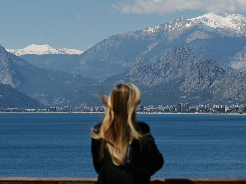 Die Aussicht genießen: Die Aussichtsplattform des Alten Hafens von Antalya mit Blick auf die schneebedeckten Berggipfel. - Foto: Marijan Murat/dpa