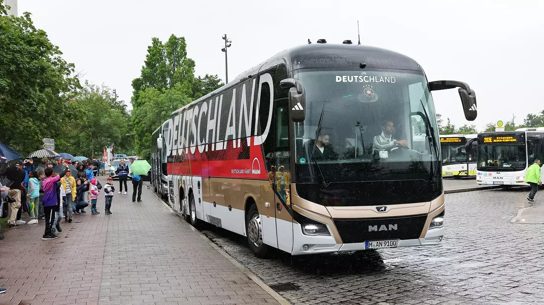 Zu den Vorrundenspielen geht es für die DFB-Auswahl mit dem Bus. - Bild: Daniel Löb/dpa
